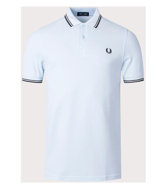 Fred Perry M3600 kleur T43 Twin Tipped polo lichtblauw met zwart Fred Perry logo