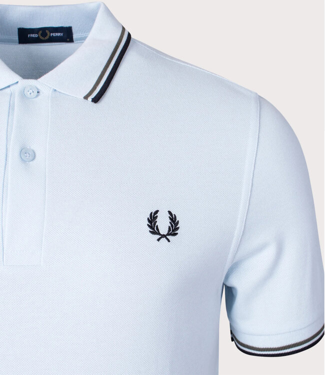 Fred Perry M3600 kleur T43 Twin Tipped polo lichtblauw met zwart Fred Perry logo