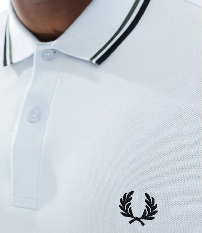 Fred Perry M3600 kleur T43 Twin Tipped polo lichtblauw met zwart Fred Perry logo
