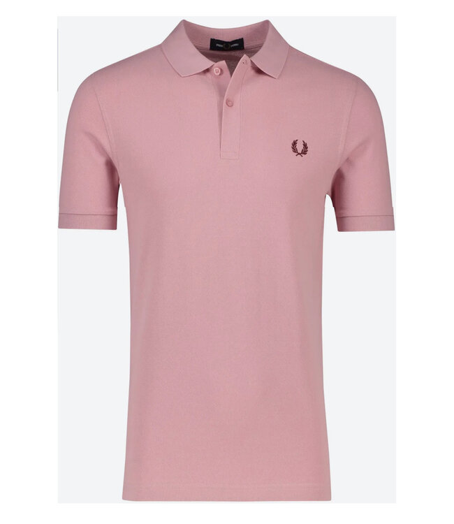 Fred Perry M6000 kleur J10 PLAIN polo roze met bordeaux rood Fred Perry logo
