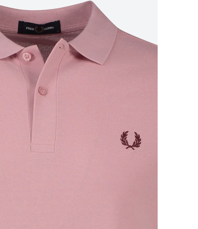 Fred Perry M6000 kleur J10 PLAIN polo roze met bordeaux rood Fred Perry logo