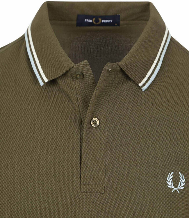 Fred Perry M3600 V25 Twin Tipped polo olijfgroen met lichtblauw logo