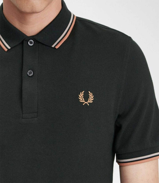Fred Perry M3600 U94 Twin Tipped polo donkergroen met perzik logo