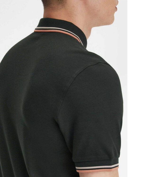Fred Perry M3600 U94 Twin Tipped polo donkergroen met perzik logo