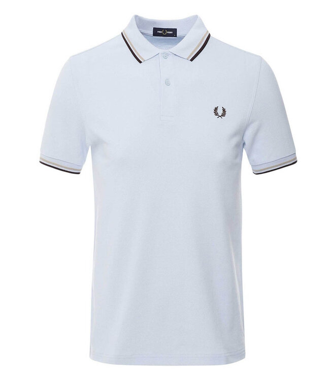 Fred Perry M3600 kleur V02 Twin Tipped polo lichtblauw met donkerbruin logo