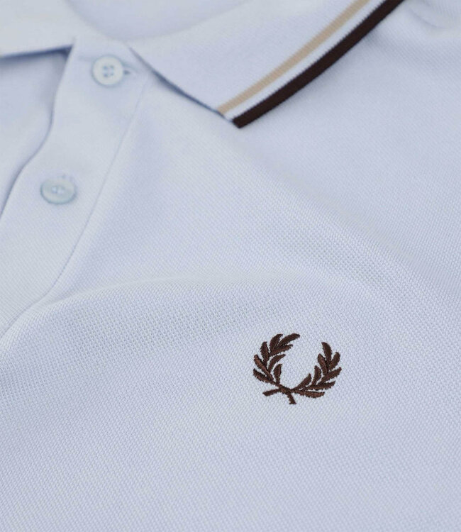 Fred Perry M3600 kleur V02 Twin Tipped polo lichtblauw met donkerbruin logo