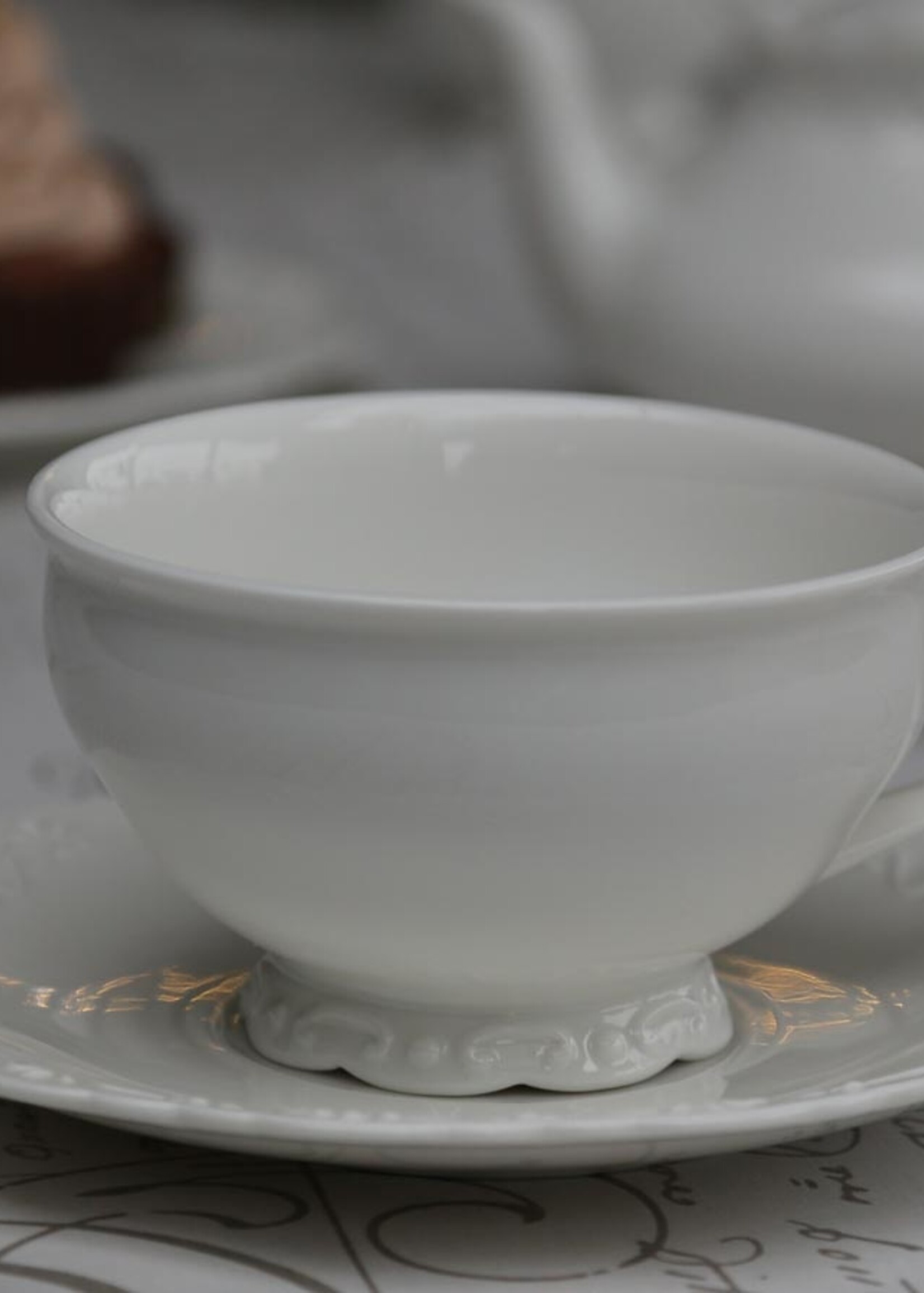 Chic Antique Grosse Tasse mit Unterteller Provence - Porzellan Weiss