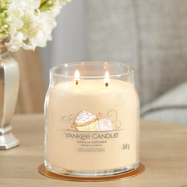 Yankee Candle Vanilla Cupcake - Signature Medium Jar