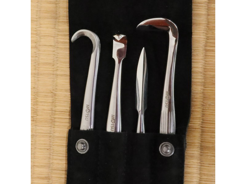 Matsu Guts set van 4 snijgereedschappen voor jin en shari; gutsen van dood houtsnijwerk; 35 mm breed.