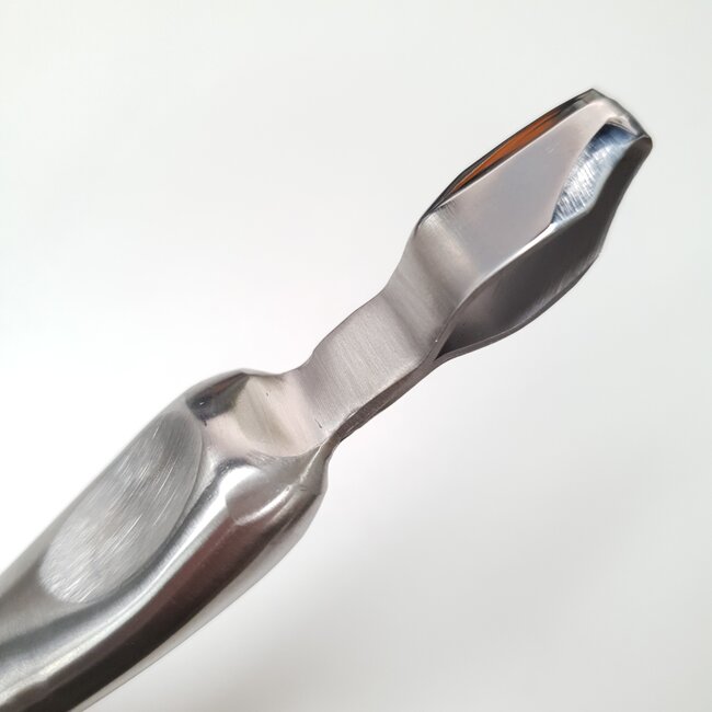 Gouge non. 5 - outil de sculpture pour jin et shari ; gouge à sculpter le bois mort; 8 mm de large.