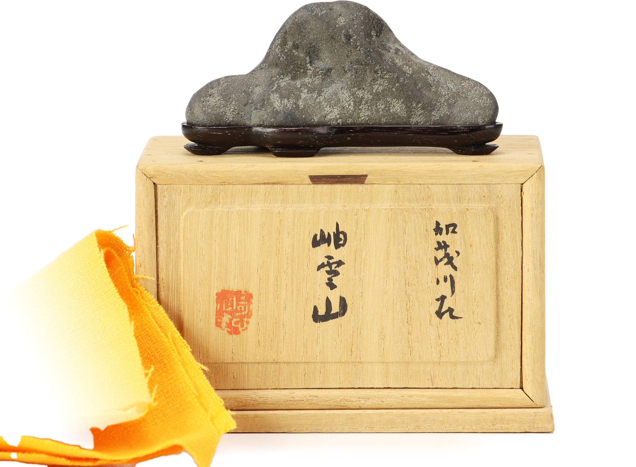 Suiページです suiseki | Width x depth x height: 92 x 45 x 35 mm | Origin: Japan
