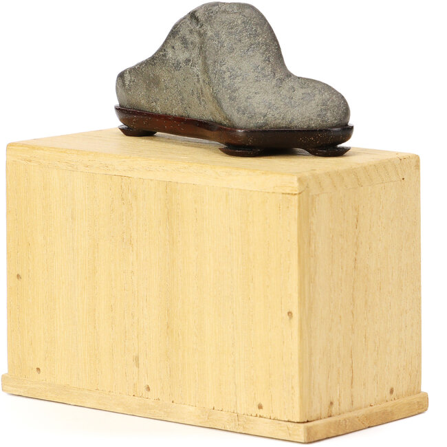 suiseki de 92 mm en caja, medidas incluyendo dai 92 x 45 x 35 mm - origen Japón