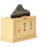 92 mm suiseki in doos, afmetingen inclusief dai 92 x 45 x 35 mm - herkomst Japan