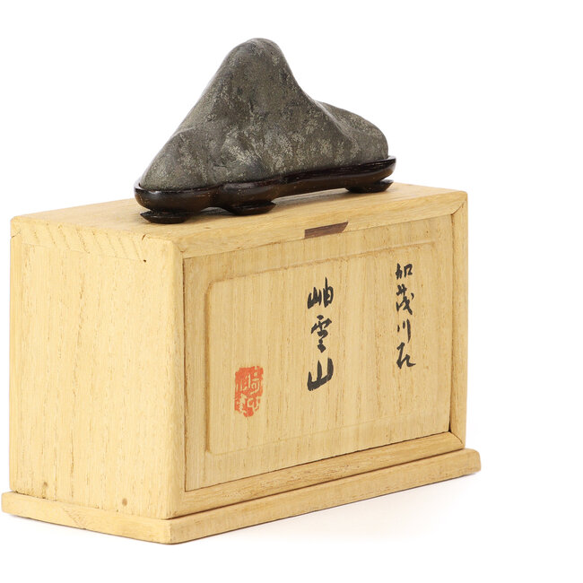 92 mm Suiseki im Karton, Maße inkl. Dai 92 x 45 x 35 mm - Herkunft Japan