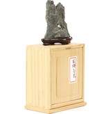 90 mm suiseki in doos, afmetingen inclusief dai 90 x 75 x 30 mm - herkomst Japan