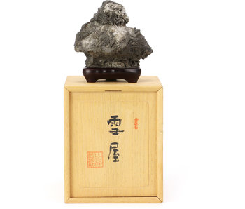 80 mm Suiseki im Hutstone-Stil mit Dai und Box, Maße inklusive Dai, Herkunft Japan