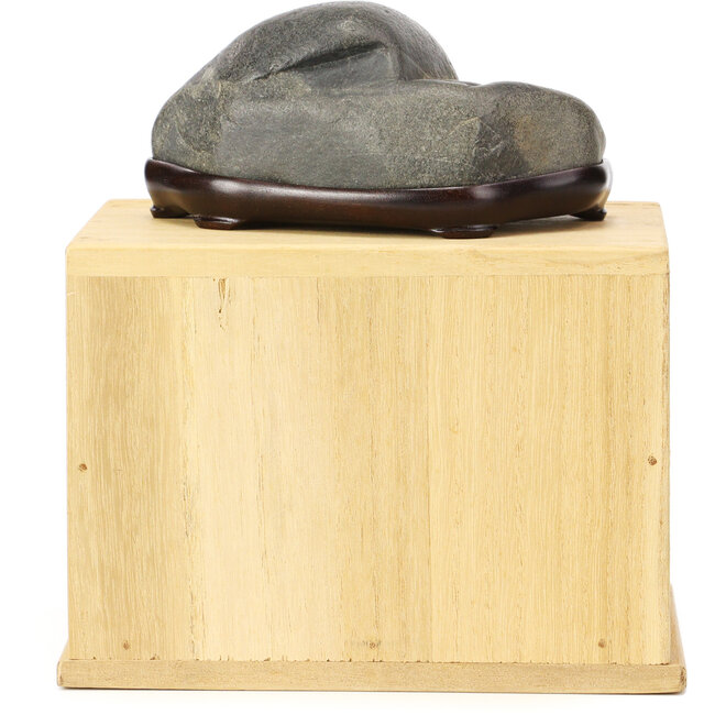 suiseki de 60 mm en caja, medidas incluyendo dai 60 x 110 x 75 mm - origen Japón