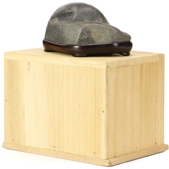 60 mm suiseki in doos, afmetingen inclusief dai 60 x 110 x 75 mm - herkomst Japan