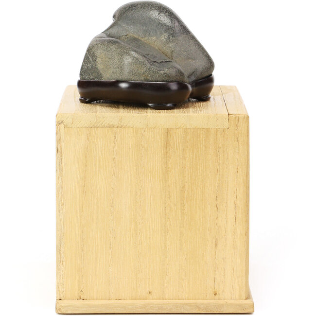 60 mm suiseki en boite, mesures dont dai 60 x 110 x 75 mm - origine Japon