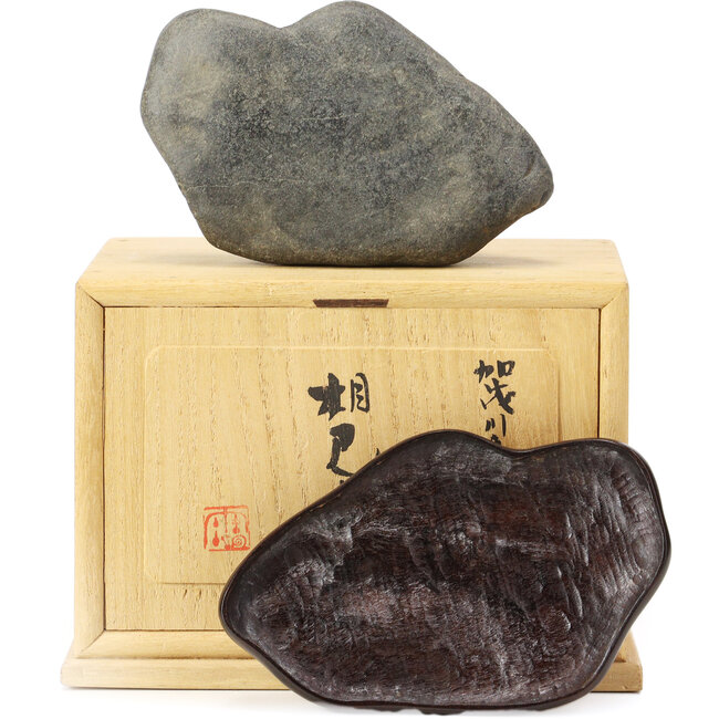 60 mm Suiseki im Karton, Maße inkl. Dai 60 x 110 x 75 mm - Herkunft Japan