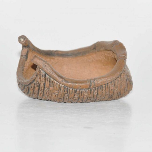 Ongeglazuurde Bigei pot in de vorm van een mandje