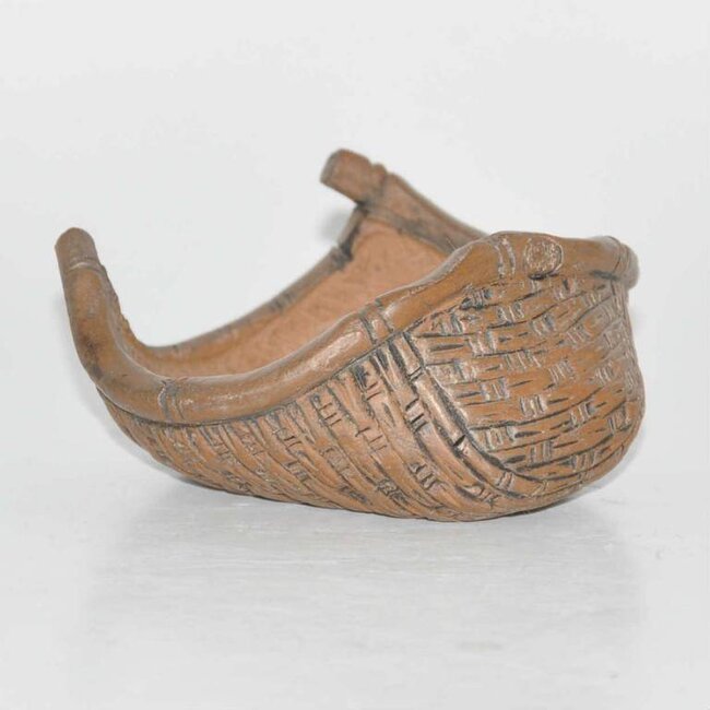 Ongeglazuurde Bigei pot in de vorm van een mandje