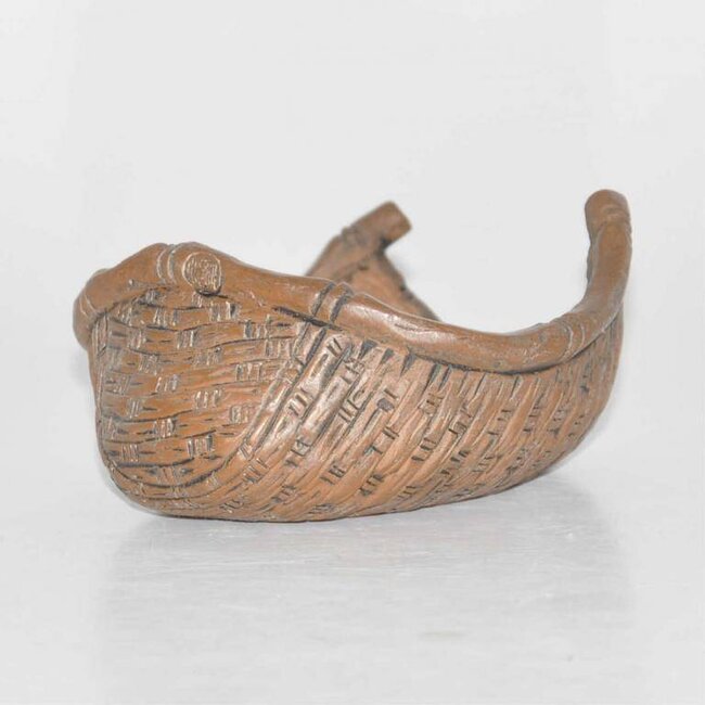 Ongeglazuurde Bigei pot in de vorm van een mandje