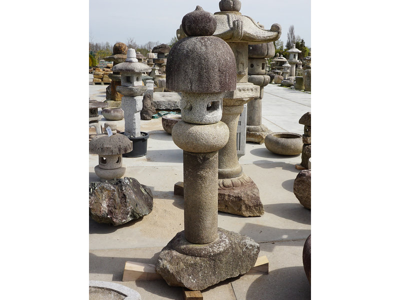 Hachiman Gata Ishidōrō, Japanse stenen lantaarn