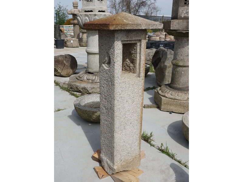 Miyoshi Gata Ishidōrō, Japanse stenen lantaarn