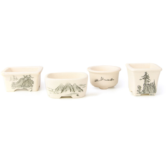 Set van 12 kleine witte bonsaipotjes tussen de 40 en 55 mm van Seto Yaki, Japan, voorstellende een tafereel met landschap.