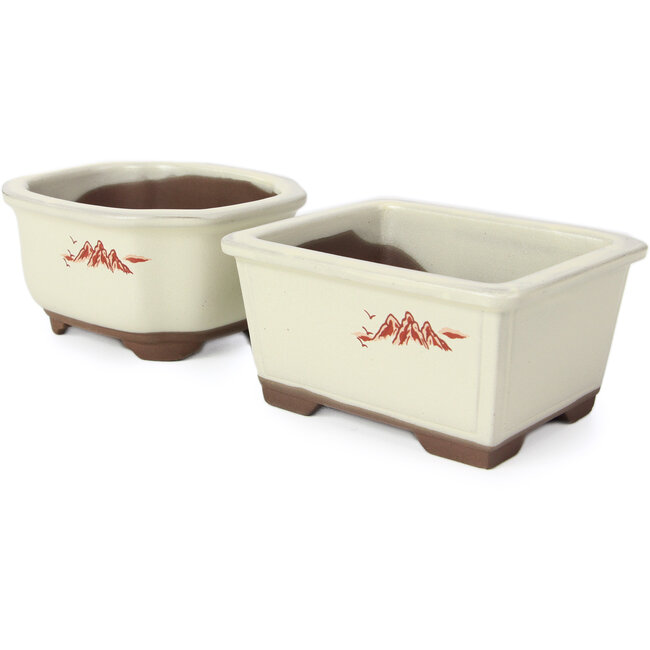 Set van 4 witte bonsaipotten tussen 100 en 106 mm van Seto Yaki, Japan, voorstellende een tafereel met landschap.