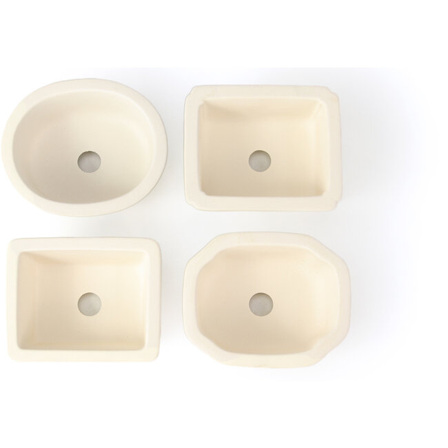 Set de 4 macetas de bonsái blancas entre 100 y 106 mm de Seto Yaki, Japón, que representan una escena con paisaje.