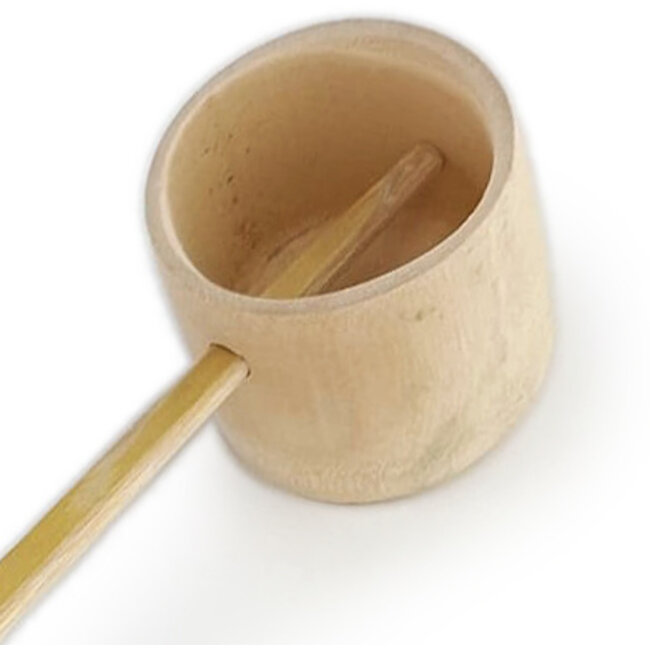 Mestolo di bambù Hishaku fatto a mano da denso shirotake per l'uso durante la cerimonia del tè durante tutto l'anno e tsukubai