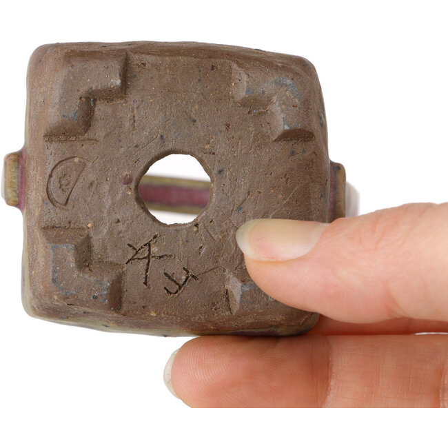 Vierkante mand, ongeglazuurd, met een veelkleurige geglazuurde bonsaipot van Bunzan (Seto) - 50 x 55 x 75 mm