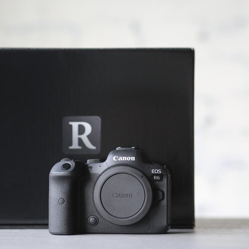 Canon EOS R6  Canon EOS R6
