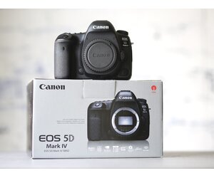 Canon EOS 5D Mark IV 本体 Canon EOS 5D Mark IV + 16-35mm f/2.8L III USM