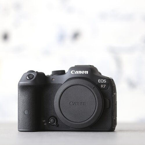 Canon EOS R7 