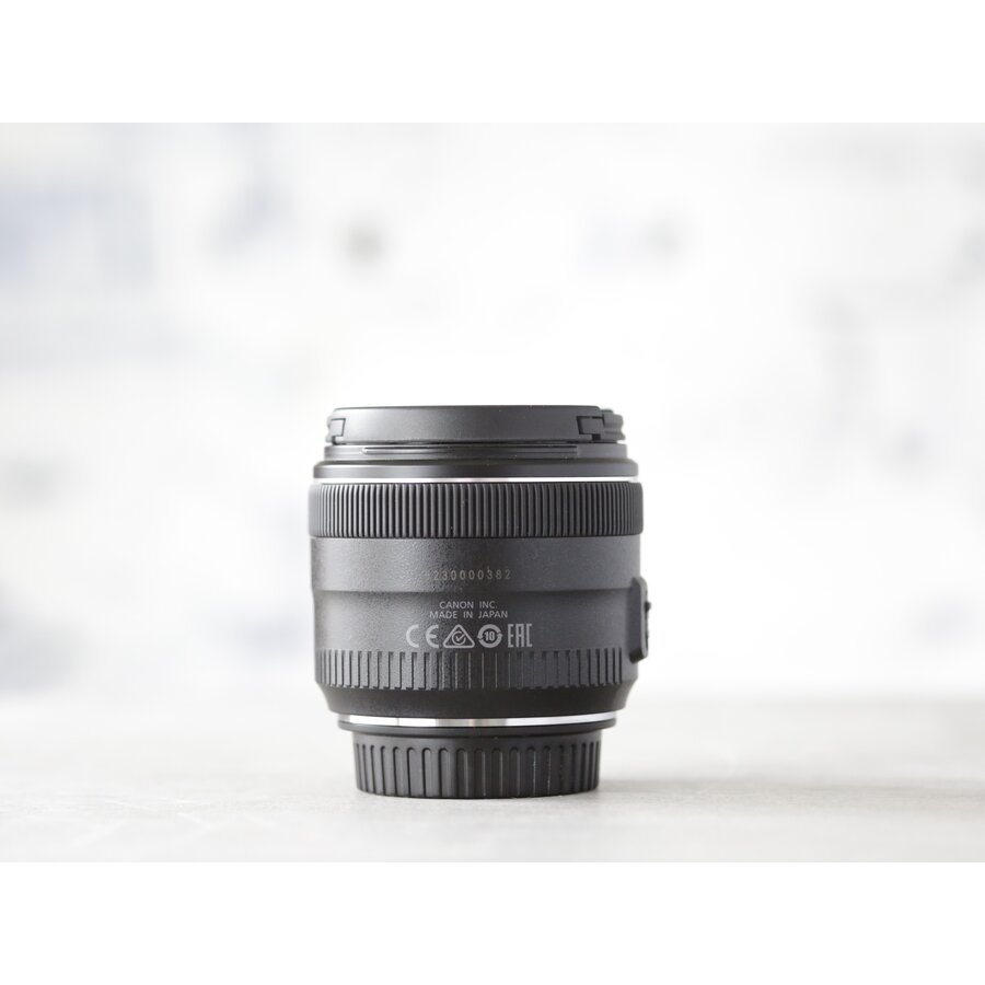 Canon EF 35mm f/2 IS USM + Canon EW-72-2