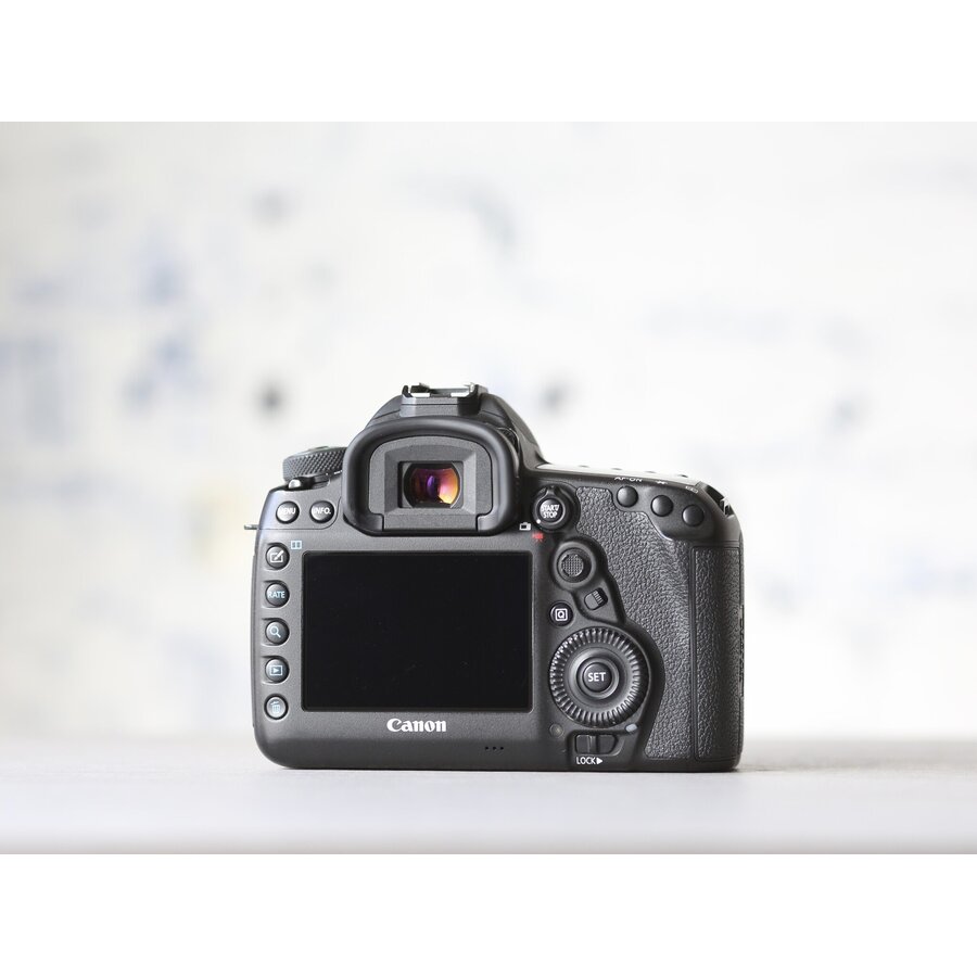 Canon EOS 5D Mark IV + BG-E20-3