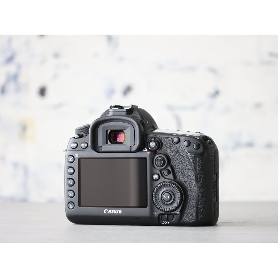 Canon EOS 5D Mark IV-3
