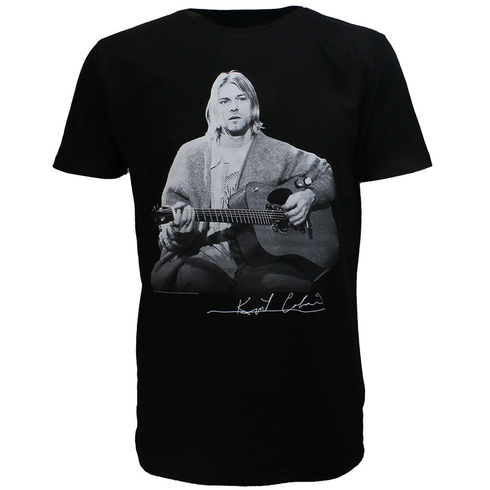 Band Merchandise Kurt Cobain Live Gitarre Foto T-Shirt – Offizielles Merchandise | Popmerch.com Band Merchandise Kurt Cobain Live Gitarre Foto T-Shirt – Offizielles Merchandise | Popmerch.com