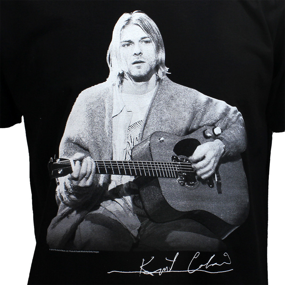 Band Merchandise Kurt Cobain Live Guitar Photo T-Shirt - Officiële Merchandise | Popmerch.com Band Merchandise Kurt Cobain Live Guitar Photo T-Shirt - Officiële Merchandise | Popmerch.com