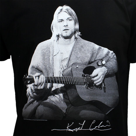 Band Merchandise Kurt Cobain Live Gitarre Foto T-Shirt – Offizielles Merchandise | Popmerch.com Band Merchandise Kurt Cobain Live Gitarre Foto T-Shirt – Offizielles Merchandise | Popmerch.com