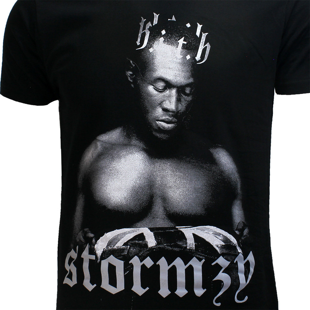 Band Merchandise Stormzy Heavy Is The Head T-Shirt - Officiële Merchandise | Popmerch.com Band Merchandise Stormzy Heavy Is The Head T-Shirt - Officiële Merchandise | Popmerch.com