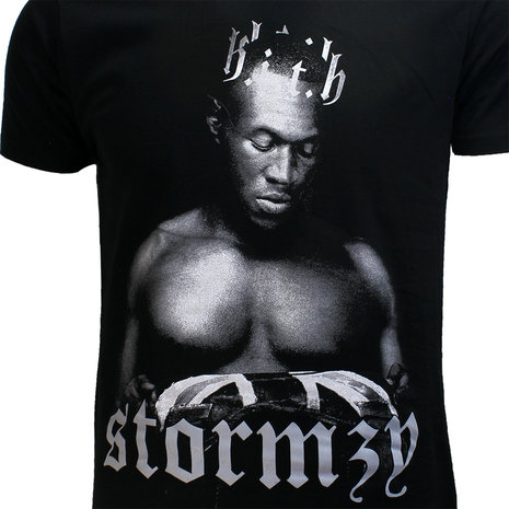 Band Merchandise Stormzy Heavy Is The Head T-Shirt - Officiële Merchandise | Popmerch.com Band Merchandise Stormzy Heavy Is The Head T-Shirt - Officiële Merchandise | Popmerch.com
