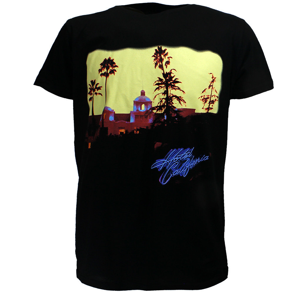 Band Merchandise Das Eagles Hotel California T-Shirt – Offizielles Merchandise | Popmerch.com Band Merchandise Das Eagles Hotel California T-Shirt – Offizielles Merchandise | Popmerch.com