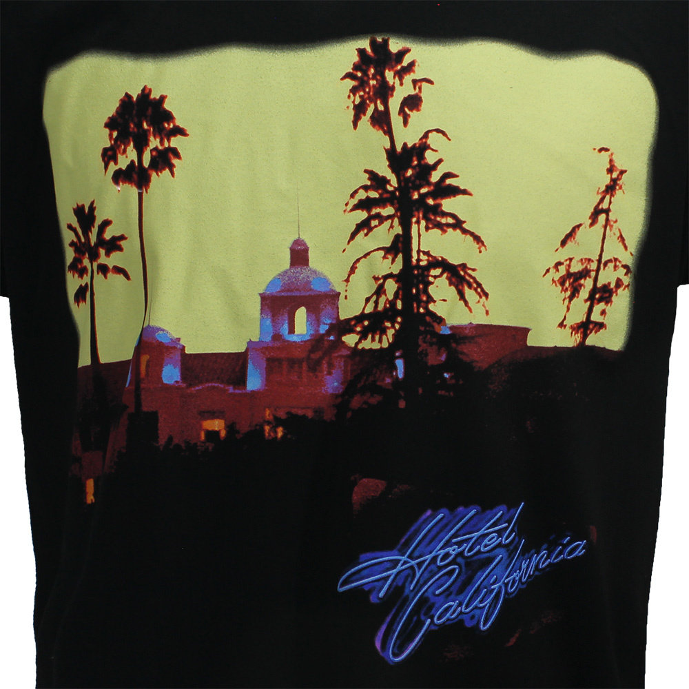 Band Merchandise Das Eagles Hotel California T-Shirt – Offizielles Merchandise | Popmerch.com Band Merchandise Das Eagles Hotel California T-Shirt – Offizielles Merchandise | Popmerch.com