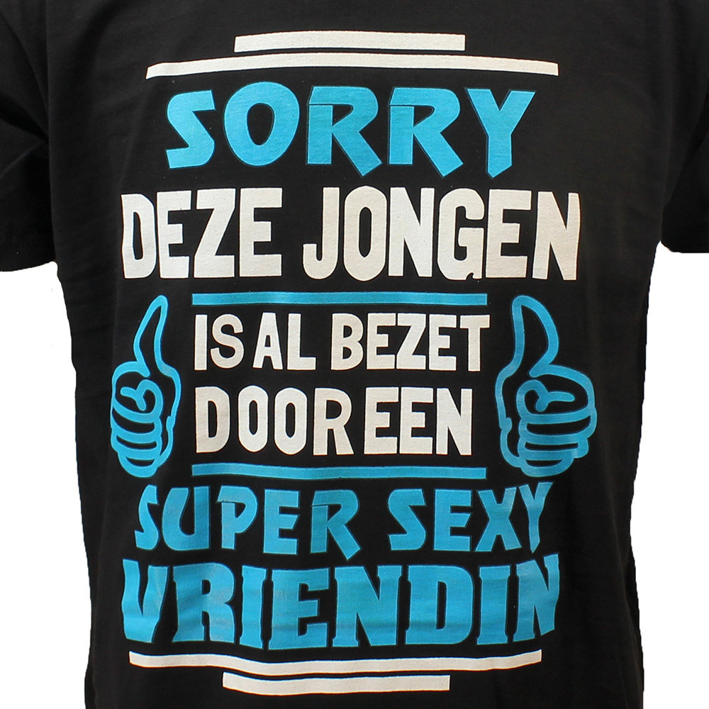 Fun & Fashion Sorry This Boy Is Taken By A Super Sexy Girlfriend T-Shirt Schwarz Fun & Fashion Sorry This Boy Is Taken By A Super Sexy Girlfriend T-Shirt Schwarz