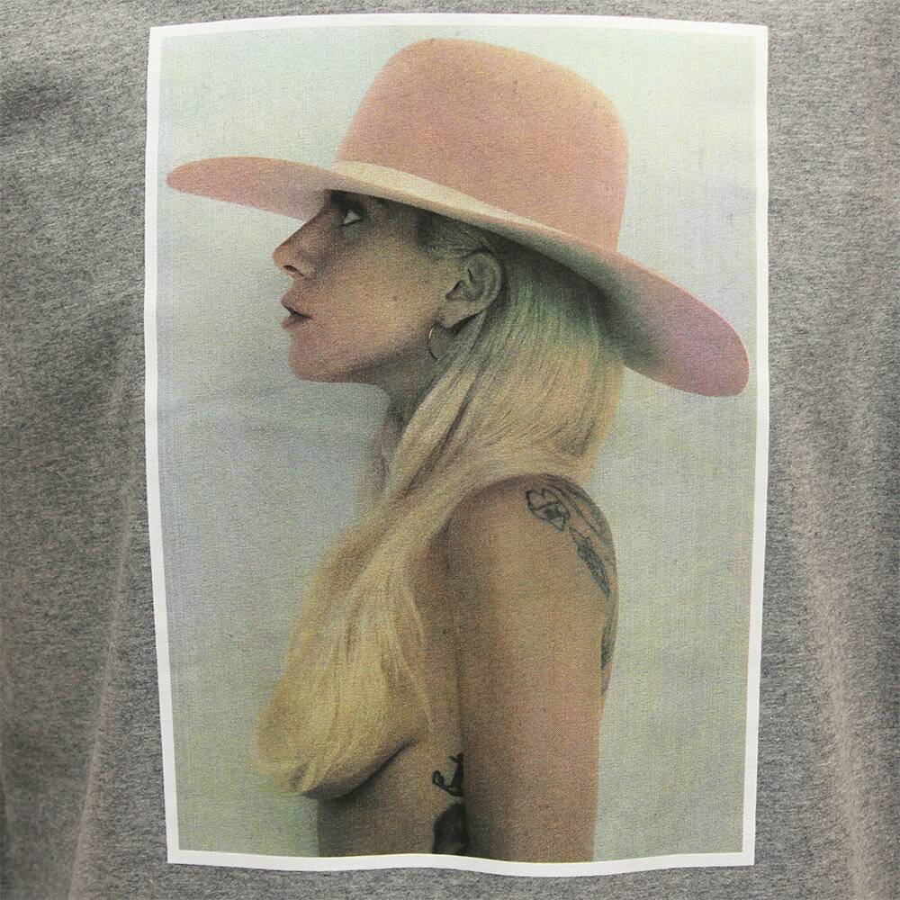 Band Merchandise Lady Gaga Joanne Pink Hat T-Shirt - Officiële Merchandise Band Merchandise Lady Gaga Joanne Pink Hat T-Shirt - Officiële Merchandise