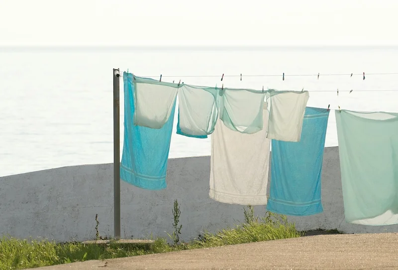 Waarom droogt kleding sneller op een winderige dag?